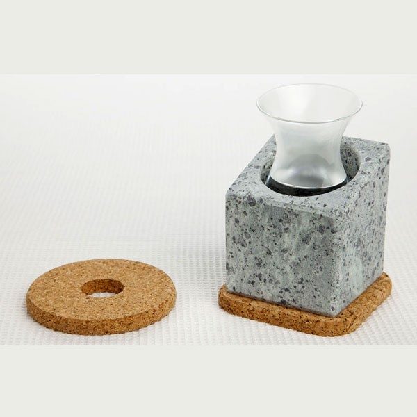 Stenkall - Rafraîchisseur d'eaux de vie - Bloc de pierre ollaire creusée + verre + 2 supports en liège - Marque Täljsten