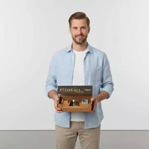 homme qui présente une boite contenant un stenkall brun